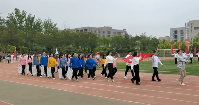 外围买球的app十大平台在第60届校运会拼搏奋进.jpg